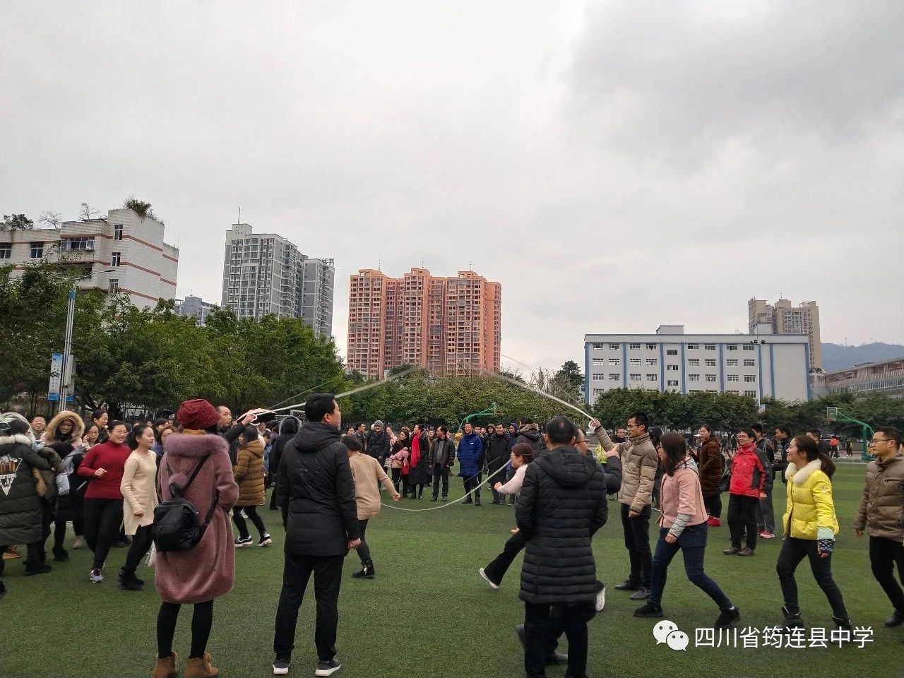 我校隆重舉辦“慶元旦，迎新年”教職員工跳繩、拔河比賽1.jpg