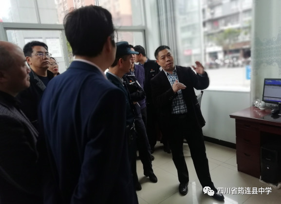 加強(qiáng)校園安保工作，建設(shè)平安和諧校園——筠連縣副縣長(zhǎng)、公安局局長(zhǎng)唐勇，縣教育和體育局局長(zhǎng)萬(wàn)家其一行對(duì)我校校內(nèi)安保工作進(jìn)行檢查2.jpg