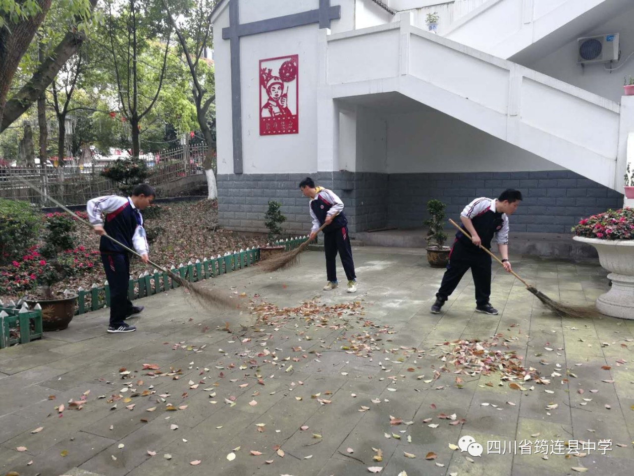 緬懷革命英烈，珍惜美好生活 ——筠連中學舉行烈士陵園清明掃墓活動3.jpg