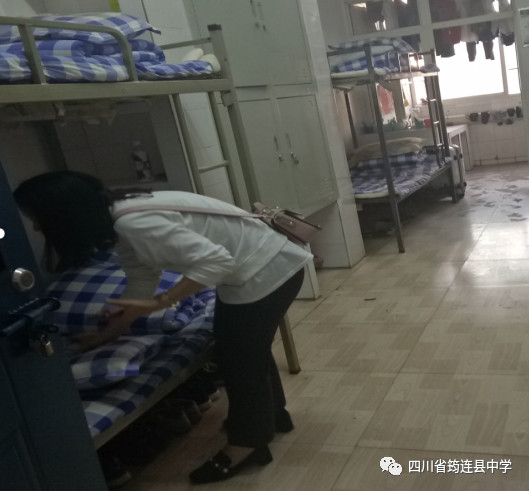 杜絕危險 構建和諧——學校組織開展針對管制刀具、易燃易爆品、有毒物質等危險品的排查1.jpg