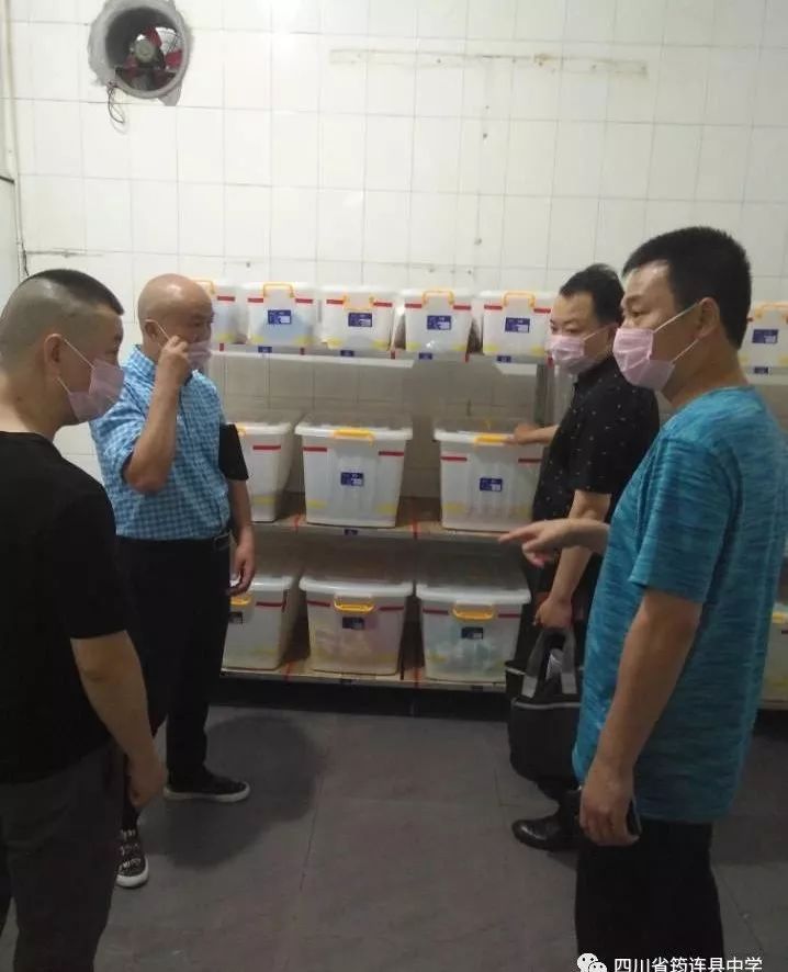 宜賓市教體局總督學黃耀學一行到我校視察高考準備工作1.jpg