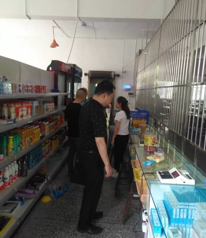 宜賓市教體局總督學黃耀學一行到我校視察高考準備工作2.jpg
