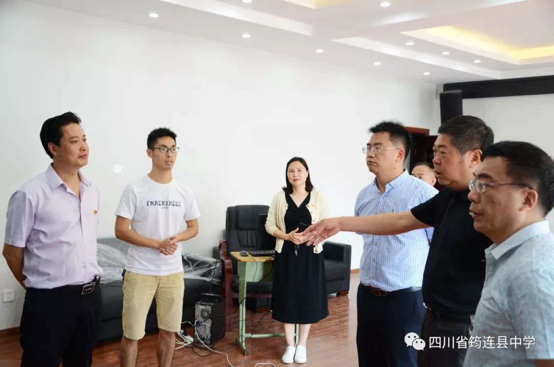 宜賓市教體局總督學黃耀學一行到我校視察高考準備工作4.jpg