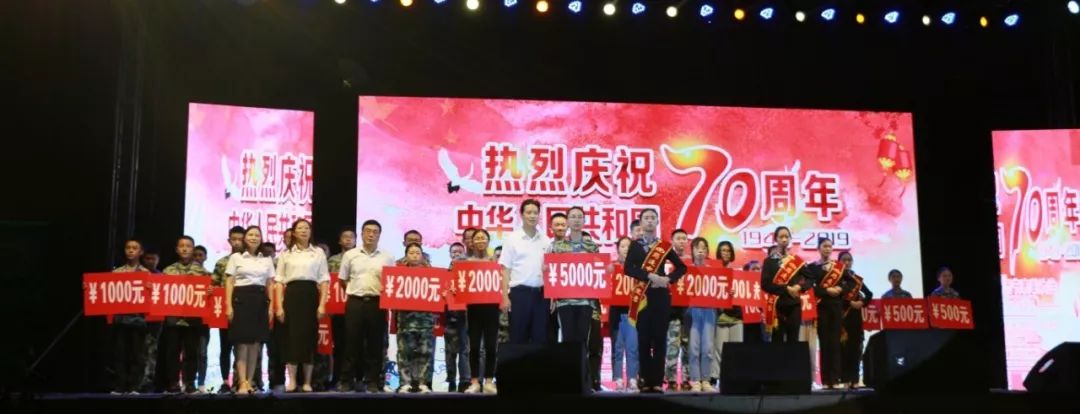 “慶佳節(jié)、彰先進(jìn)、迎新人”——筠連中學(xué)慶祝新中國成立70周年華誕暨第35個(gè)教師節(jié)8.jpg