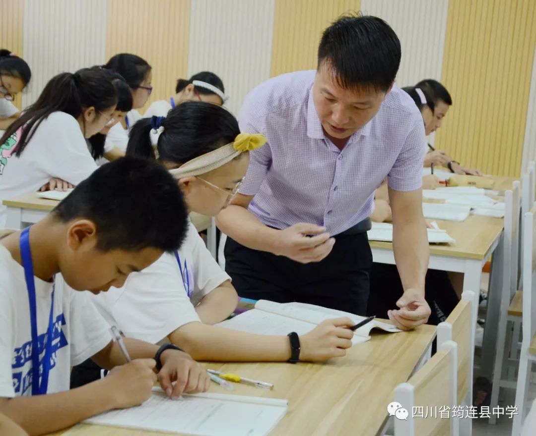 鑄魂育人 校長先行 ——筠連縣教體局舉行初中學校校長講思想政治課活動8.jpg