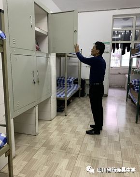 危險物品及時查，安全隱患盡快除 ——筠連中學開展“管制刀具、違規物品”收繳專項行動2.jpg