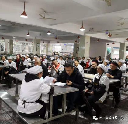 筠連縣中學組織學校食堂員工開展食品安全知識培訓1.jpg