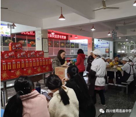 筠連縣中學組織學校食堂員工開展食品安全知識培訓2.jpg