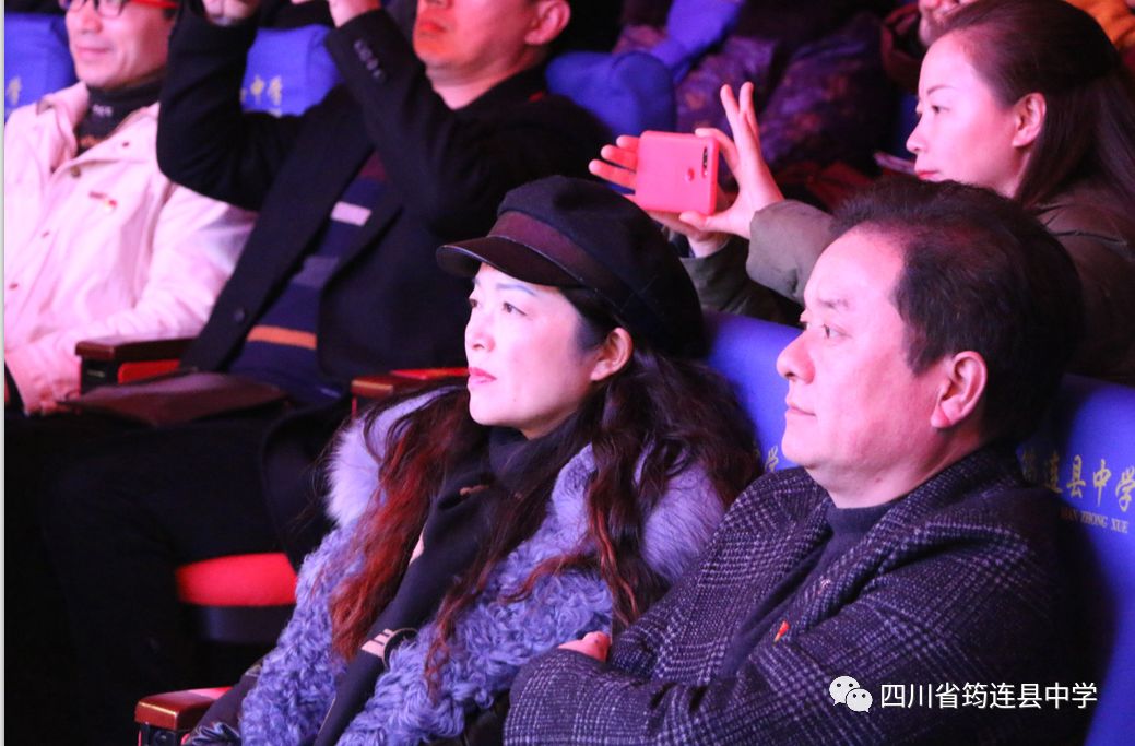 漢苗和諧一家親 載歌載舞迎新年——筠連中學(xué)2020年“苗嶺新年·元旦晚會(huì)”5.jpg