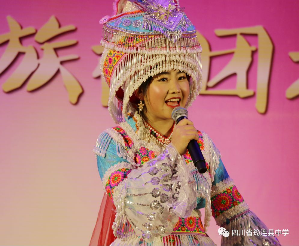 漢苗和諧一家親 載歌載舞迎新年——筠連中學(xué)2020年“苗嶺新年·元旦晚會(huì)”12.jpg