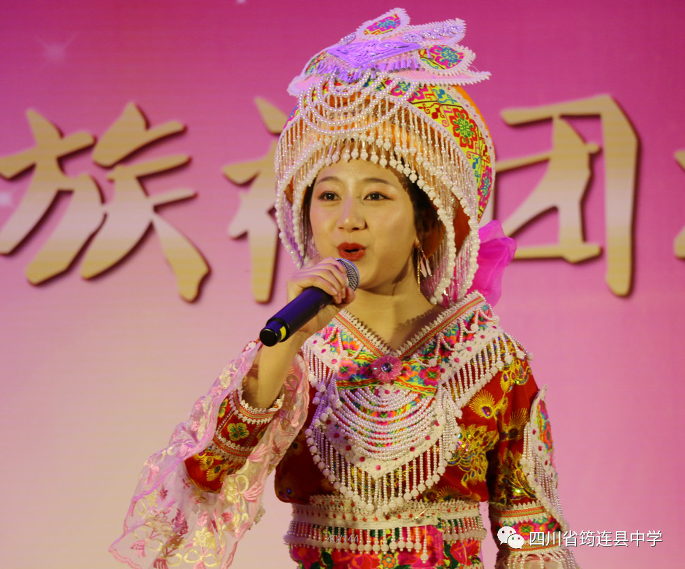 漢苗和諧一家親 載歌載舞迎新年——筠連中學(xué)2020年“苗嶺新年·元旦晚會(huì)”13.jpg