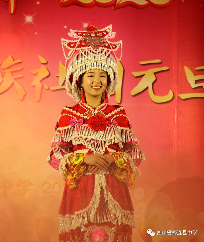 漢苗和諧一家親 載歌載舞迎新年——筠連中學(xué)2020年“苗嶺新年·元旦晚會(huì)”26.jpg