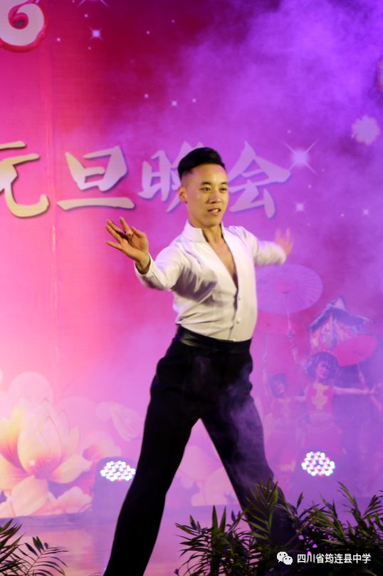漢苗和諧一家親 載歌載舞迎新年——筠連中學(xué)2020年“苗嶺新年·元旦晚會(huì)”31.jpg