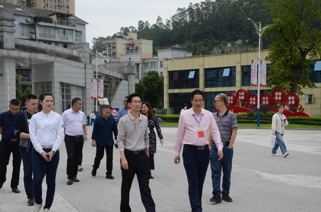 宜賓市委機關(guān)事務管理局檢查筠連縣中學創(chuàng)建節(jié)約型公共機構(gòu)示范單位工作1.jpg
