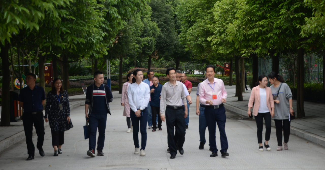 宜賓市委機關(guān)事務管理局檢查筠連縣中學創(chuàng)建節(jié)約型公共機構(gòu)示范單位工作2.png