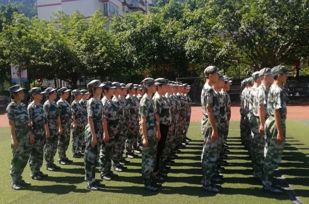 烈日酷暑全不怕 堅(jiān)韌不拔揚(yáng)風(fēng)采 ——筠連縣中學(xué)2020級(jí)軍訓(xùn)紀(jì)實(shí)3.jpg