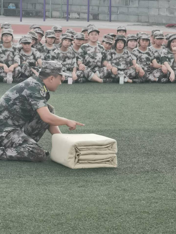 烈日酷暑全不怕 堅(jiān)韌不拔揚(yáng)風(fēng)采 ——筠連縣中學(xué)2020級(jí)軍訓(xùn)紀(jì)實(shí)8.png