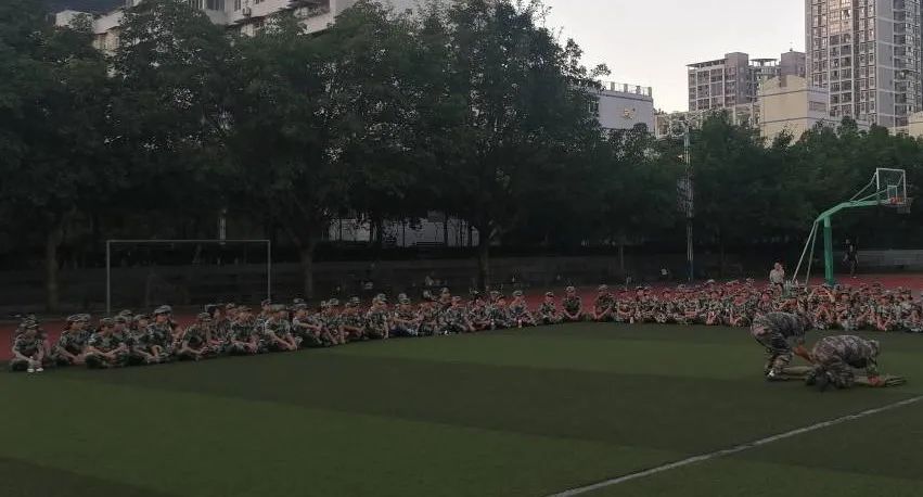 烈日酷暑全不怕 堅(jiān)韌不拔揚(yáng)風(fēng)采 ——筠連縣中學(xué)2020級(jí)軍訓(xùn)紀(jì)實(shí)10.jpg