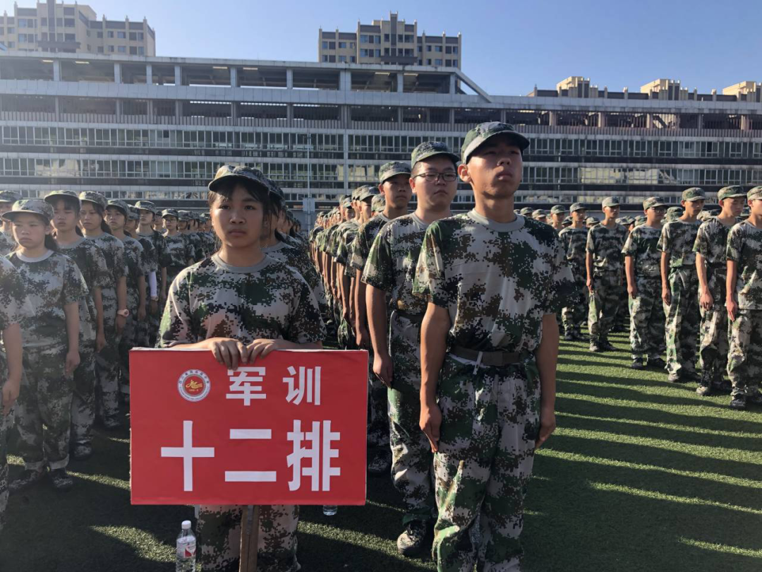 烈日酷暑全不怕 堅(jiān)韌不拔揚(yáng)風(fēng)采 ——筠連縣中學(xué)2020級(jí)軍訓(xùn)紀(jì)實(shí)12.png