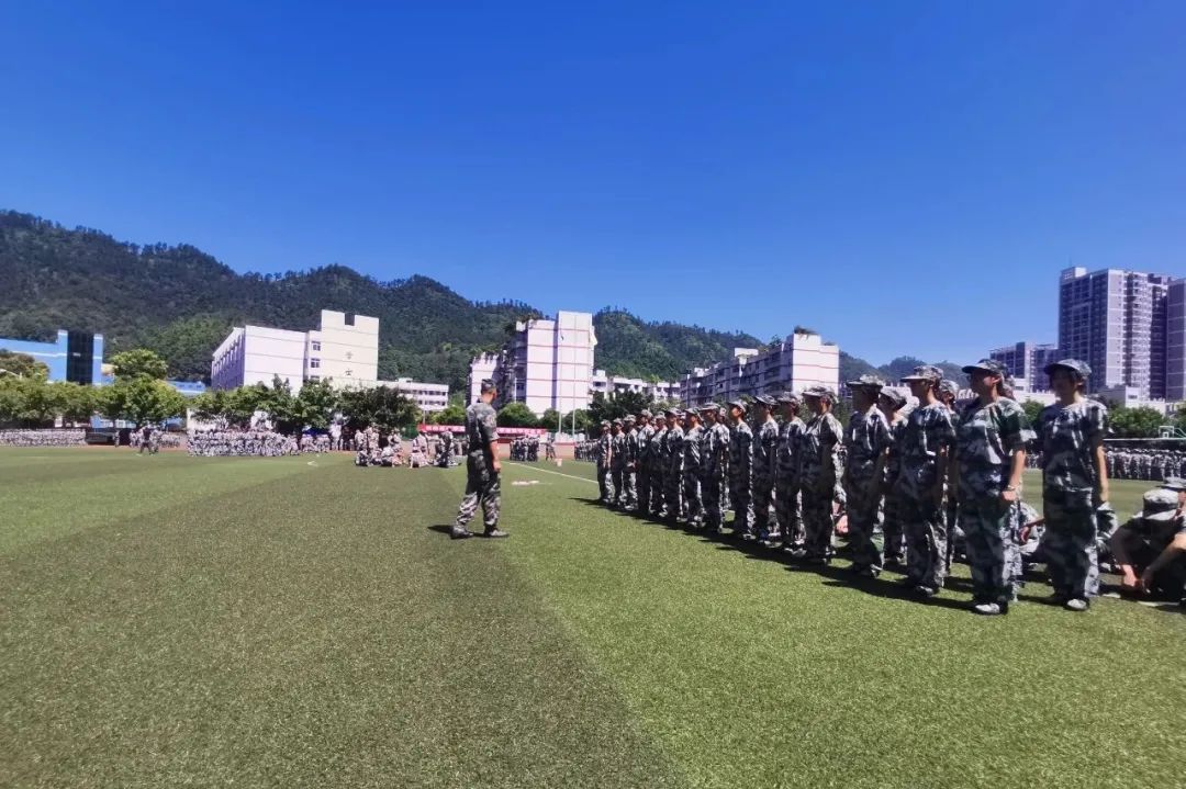 軍歌嘹亮，沙場點兵——筠連縣中學舉行高2020級新生軍訓開營儀式6.jpg