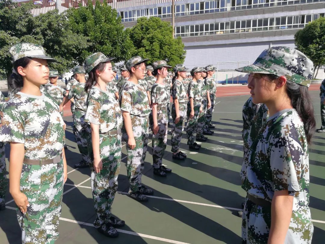 軍歌嘹亮，沙場點兵——筠連縣中學舉行高2020級新生軍訓開營儀式9.jpg