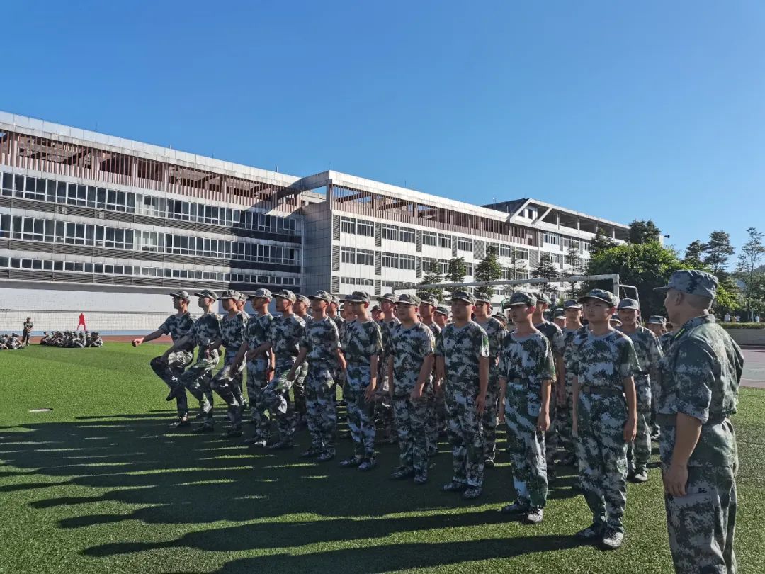 軍歌嘹亮，沙場點兵——筠連縣中學舉行高2020級新生軍訓開營儀式12.jpg