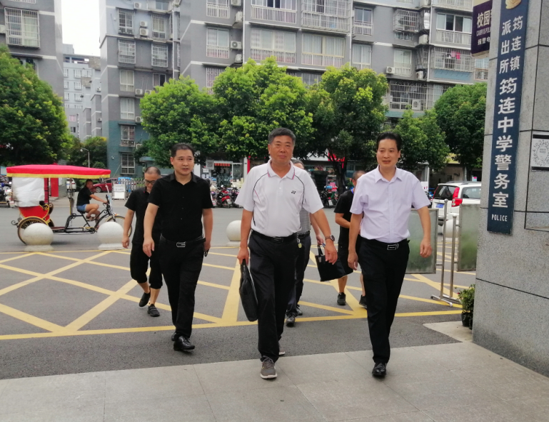 三級聯(lián)動聚焦開學(xué)工作，未雨綢繆共話教育大計——市教育體育局黃耀學(xué)總督學(xué)一行到我校全面督察開學(xué)工作1.png