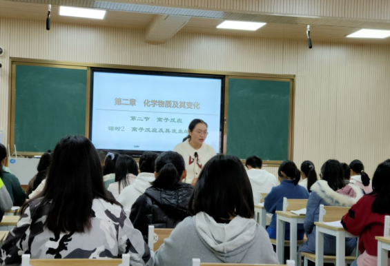 同課異構(gòu)展風采，齊頭并進競芳華 ——筠連縣中學化學教研組青年教師優(yōu)質(zhì)課比賽1.png