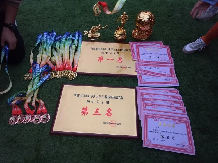 筠中學子足球賽場創佳績7.jpg