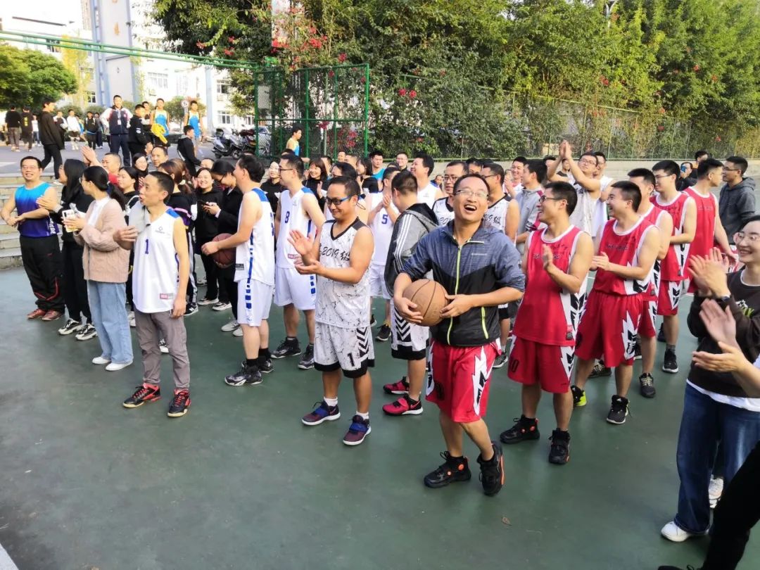 在陽光下奔跑 在拼搏中進取——我校2020年秋期教職工運動會開幕5.jpg