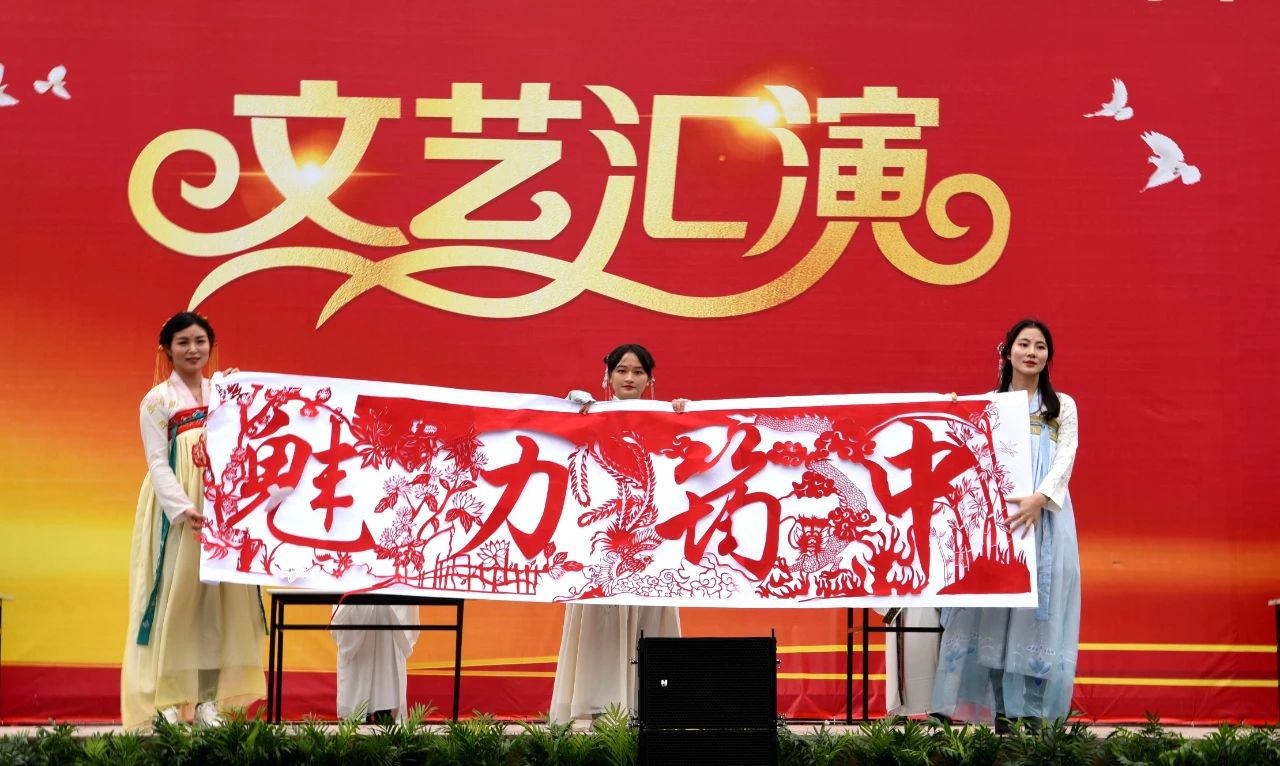 唱響時代旋律 舞動青春風采 ——筠連縣中學紀念“一二·九”學生愛國運動暨第36屆“筠中之聲”藝術節文藝匯演25.jpg