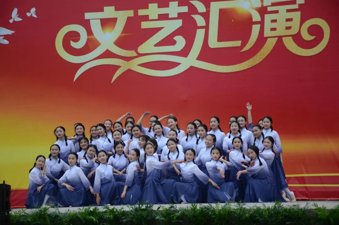 唱響時代旋律 舞動青春風采 ——筠連縣中學紀念“一二·九”學生愛國運動暨第36屆“筠中之聲”藝術節文藝匯演28.jpg
