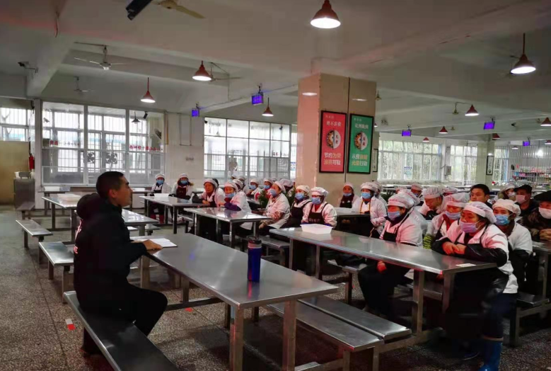 筠連縣中學對食堂員工進行食品安全及防疫知識培訓1.png