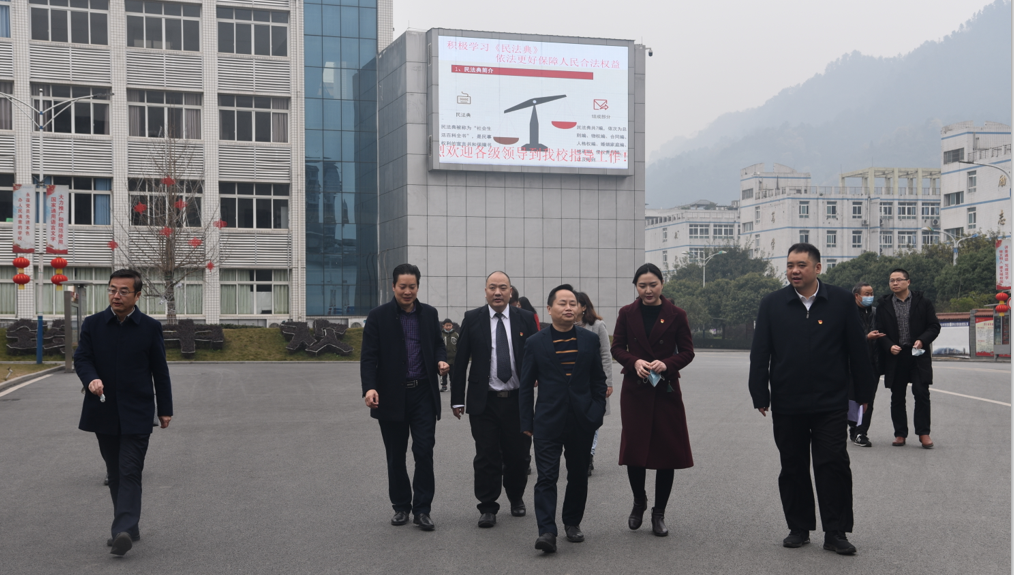 一聲聲問候溫暖人心，一句句祝福傳遞深情——副市長陶學周一行慰問筠連中學教師1.png