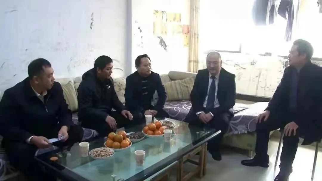一聲聲問候溫暖人心，一句句祝福傳遞深情——副市長陶學周一行慰問筠連中學教師2.jpg
