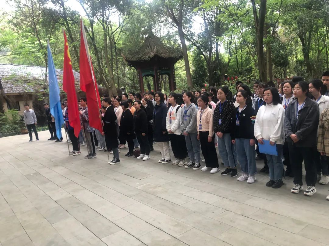 瞻仰紅色豐碑，緬懷革命先烈 ——筠連縣中學開展清明掃墓活動1.jpg