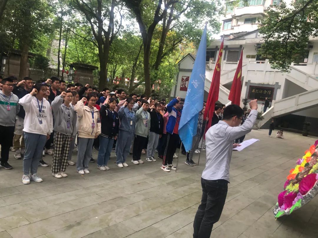 瞻仰紅色豐碑，緬懷革命先烈 ——筠連縣中學開展清明掃墓活動2.jpg