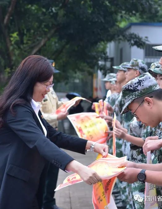 熱血軍訓(xùn) 激情青春——高2021級軍訓(xùn)匯報表演17.jpg