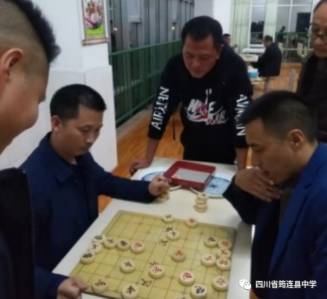 紋枰論道 見仁見智——筠連中學(xué)舉行教職工運(yùn)動(dòng)會(huì)棋類比賽1.png