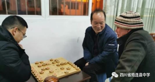 紋枰論道 見仁見智——筠連中學(xué)舉行教職工運(yùn)動(dòng)會(huì)棋類比賽2.png