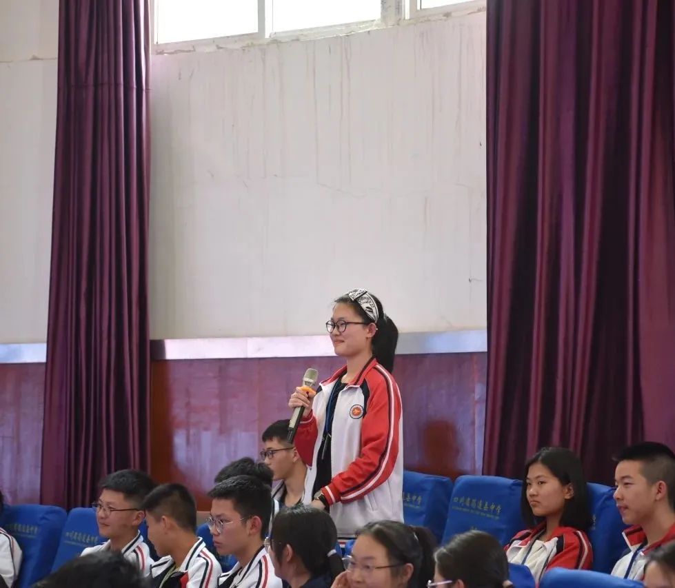 復旦大學“優質生源中學”授牌儀式暨專家宣講會在筠連中學順利舉行5.jpg
