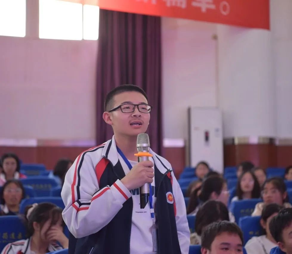 復旦大學“優質生源中學”授牌儀式暨專家宣講會在筠連中學順利舉行7.jpg