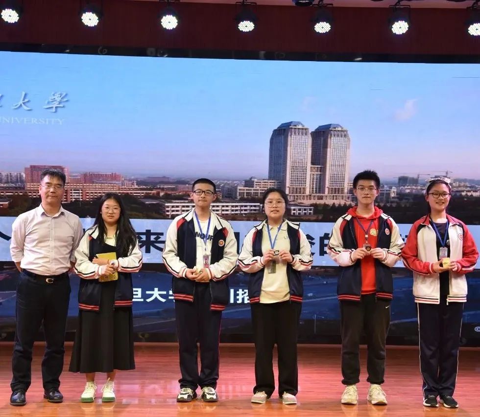復旦大學“優質生源中學”授牌儀式暨專家宣講會在筠連中學順利舉行8.jpg
