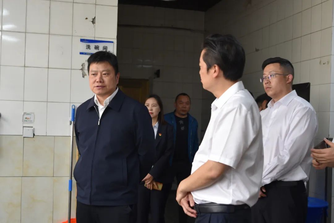 縣委書記石進到筠連中學(xué)督查校園食品安全工作2.jpg