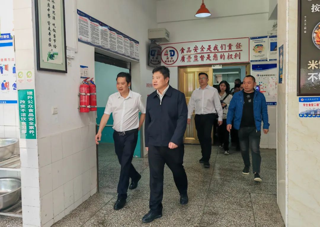 縣委書記石進到筠連中學(xué)督查校園食品安全工作3.jpg