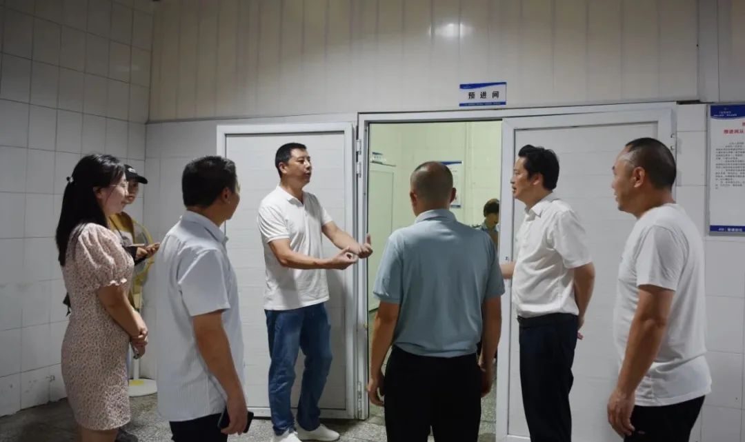 強化風險管理 筑牢安全防線——筠連縣人大常委會黨組成員陶剛帶隊檢查筠連中學食堂安全工作2.jpg