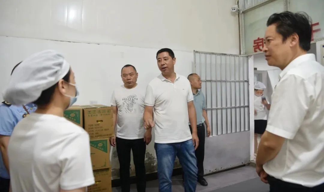強化風險管理 筑牢安全防線——筠連縣人大常委會黨組成員陶剛帶隊檢查筠連中學食堂安全工作3.jpg